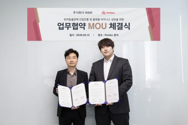 최승용(우)) 펫닥 대표와 최석환(좌) W&M 대표가 인도주의적인 반려동물 장레문화 조성을 위한 업무협약을 체결했다.  