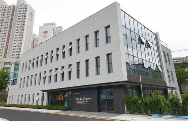 부산시 제1호 '교육이 있는 놀이터'가 부산경상대학교 반려동물문화교육센터 안에 문을 열었다. 