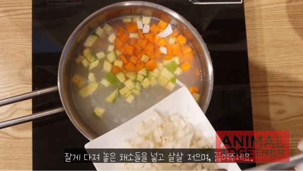 출처 : YOUTUBE '베이컹리TV' - 강아지 닭죽 레시피