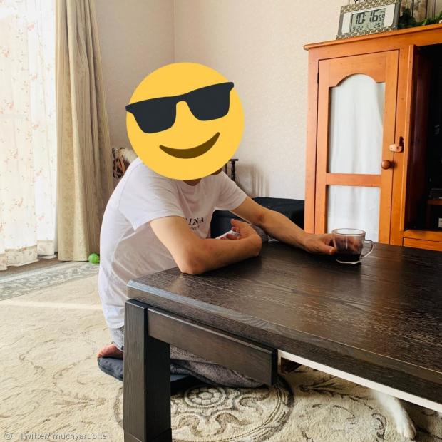 종적도 없이 사라진 반려견 삼남매. 아빠는 홀로 고독하게 커피를 마셨다.