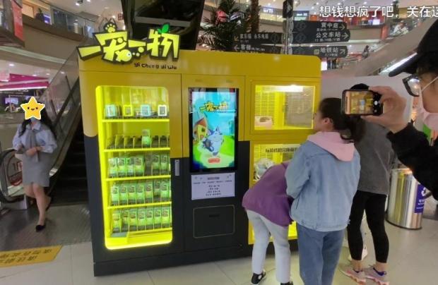 모델 주샤오원이 론지몬트 쇼핑몰에서 살아있는 동물을 상품으로 내건 게임기를 발견하고, 웨이보에 고발하는 동영상을 게시했다. [출처: 주샤오원 웨이보]