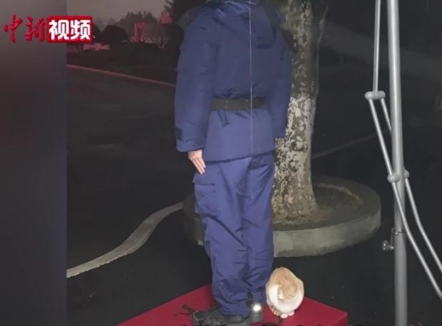 란마오는 비가 오나, 눈이 오나, 한파가 오나 빠짐없이 보초를 선다. [출처: 웨이보/ 구이저우 소방]