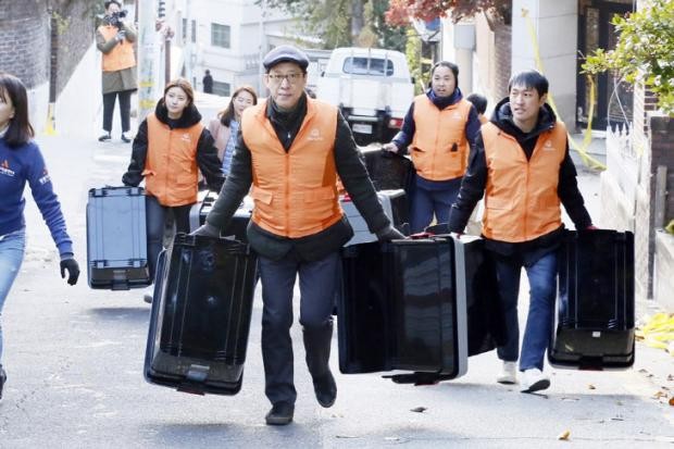 지난해 김은수 대표를 비롯한 한화갤러리아 봉사단이 길고양이 겨울나기 프로젝트에 나선 모습. 
