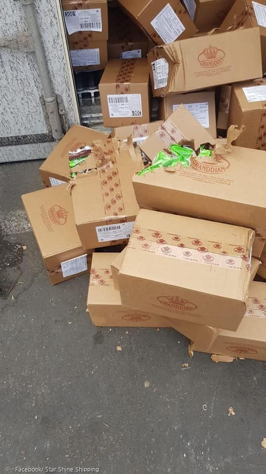 파손된 러시아 사탕회사 그랜디언의 종이상자들.