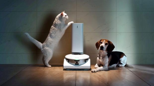  CES 2021 삼성 프레스컨퍼런스에 소개된 ‘삼성 제트봇 AI’ 로봇청소기와 ‘스마트싱스 펫(SmartThings Pet)’ 케어 서비스