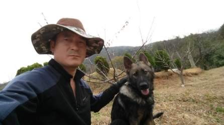 이건우 씨와 실종 주민을 찾아낸 셰퍼드 울프. 사진 고흥경찰서 