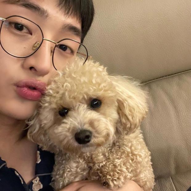 윤지성과 호두. 윤지성 인스타그램 