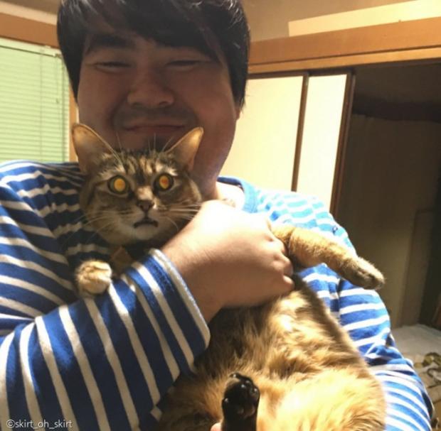 갑작스러운 포옹에 당황해 다른 집사에게 도움 요청하는 냥이.
