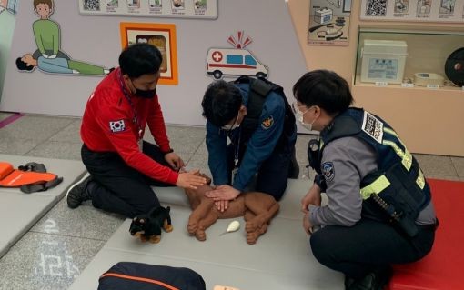 전라북도 소방본부가 4월부터 반려동물 심폐소생술 체혐교실을 운영하고 있다. 