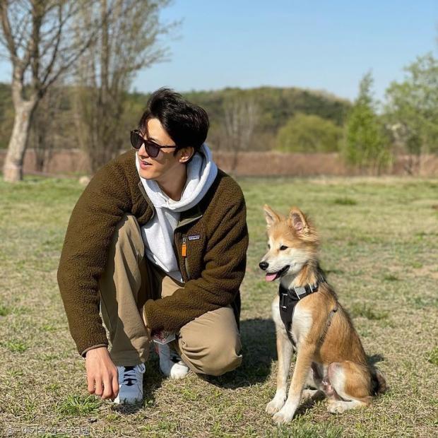 테디는 말마따나 길쭉길쭉한 이기우와 닮아 있다. 