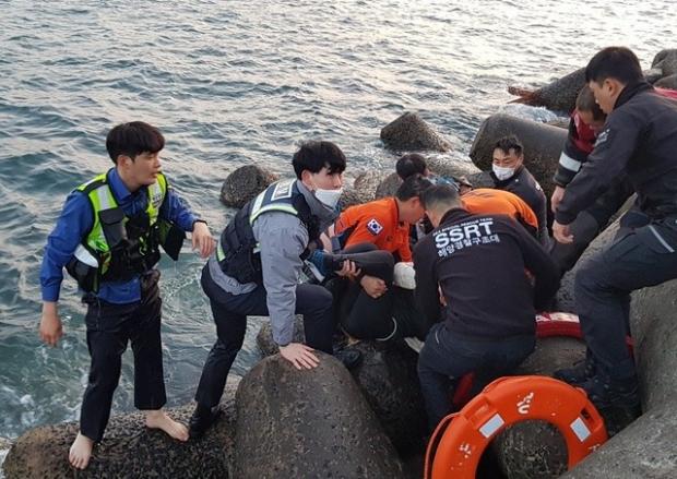 지난달 23일 제주 탑동 앞바다에서 물에 빠진 40대 여성이 반려묘들과 함께 구조됐다. 사진 제주해양경찰서 