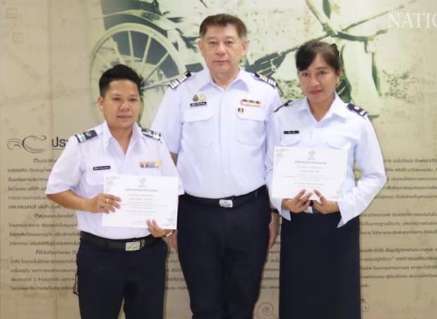 쿠키를 구한 버스 기사 투엔 프라톰통(왼쪽)과 버스 안내원 녹노이 시담(오른쪽). [출처: 태국 영자지 네이션 유튜브 영상 갈무리]