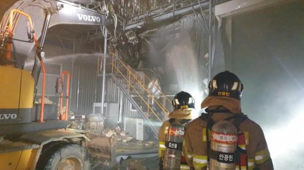 지난 25일 오후 오에스피 논산 공장에서 화재가 발생했다. 사진 논산소방서. 