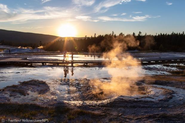 [출처: Twitter/ YellowstoneNPS]