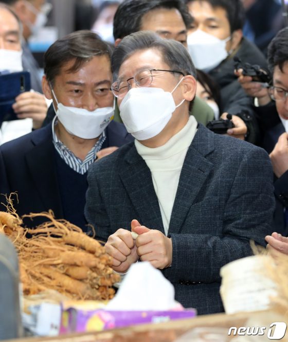 민트색 잠옷 이재명, ‘댕댕이’에 혼쭐…김혜경 “왜 약 올려”